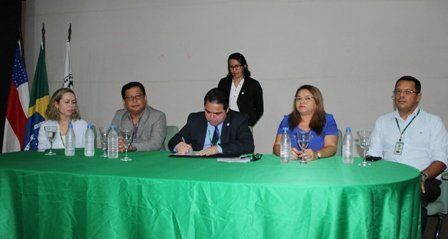 Momento em que o reitor assina os termos de posse